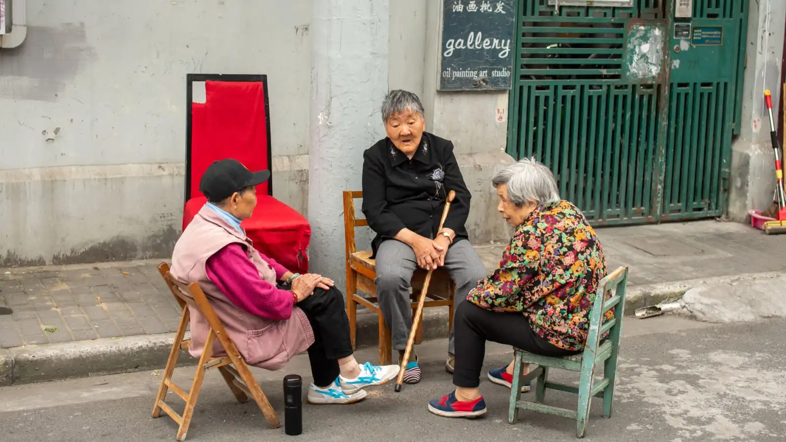 郑州办公家具采购指南：如何选择高性价比文件柜与办公桌椅
