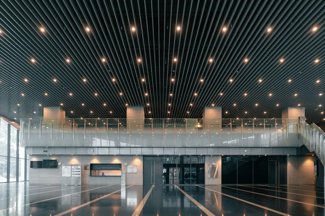 郑州企业办公家具采购指南：如何根据办公空间规划桌椅与文件柜配置