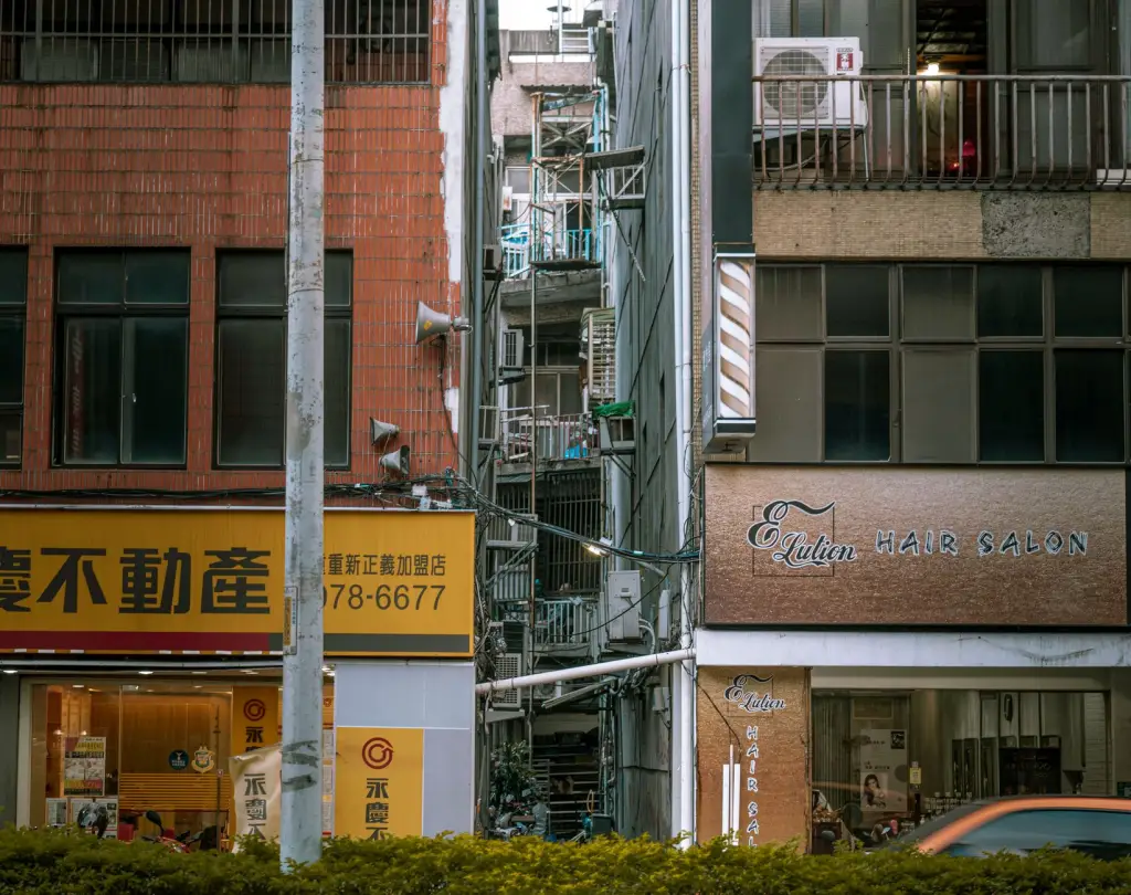 郑州办公家具选购指南：区分密度板与实木颗粒板的核心工艺