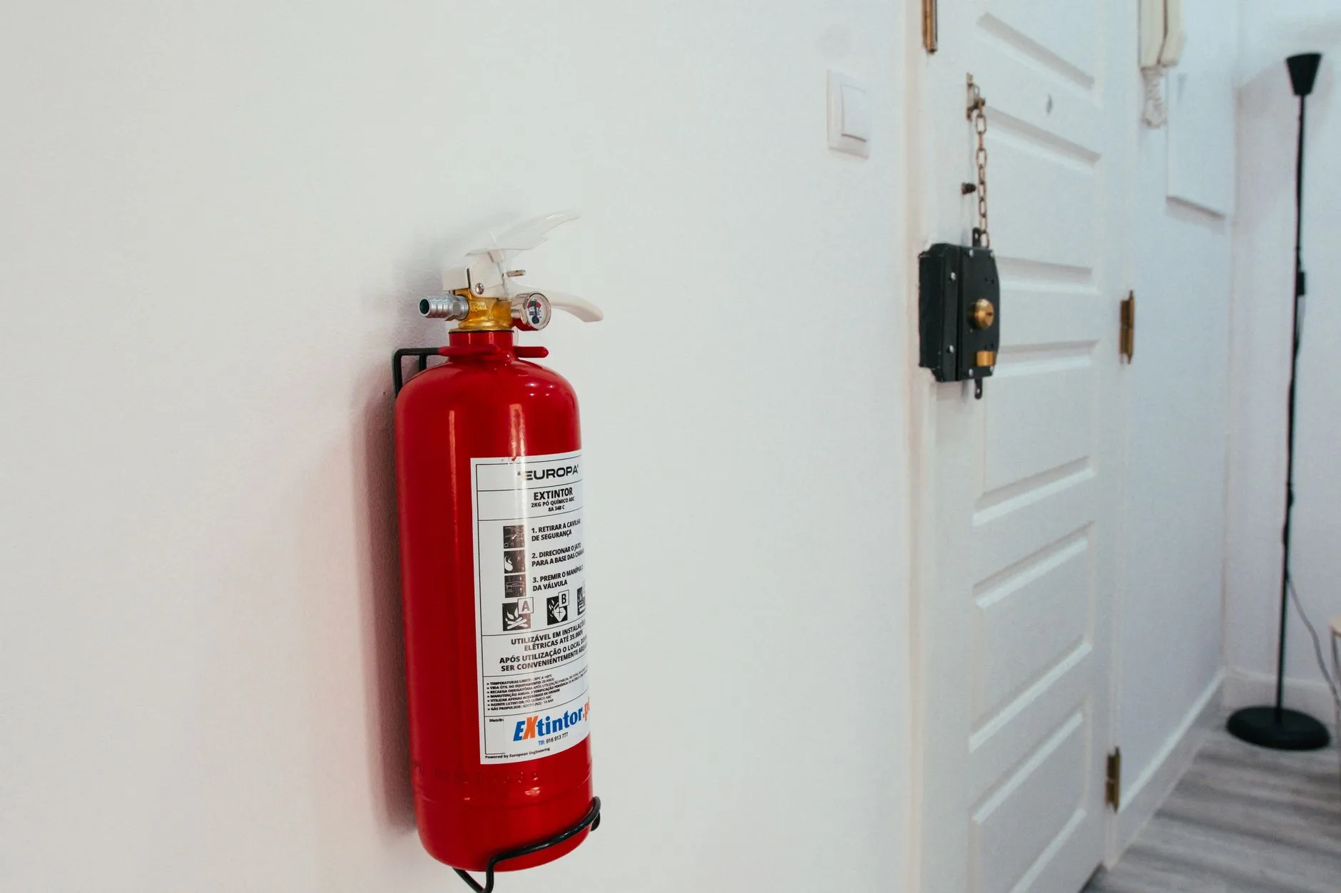 郑州企业采购办公家具时如何选择高性价比的办公椅与文件柜