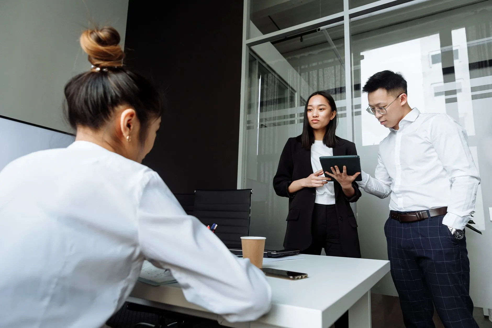 郑州办公家具选购指南:志和解析不同材质文件柜的耐用性与性价比